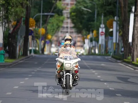 Rưng rưng hình ảnh tiễn đưa Phó Chủ tịch TPHCM Lê Hòa Bình về nơi an nghỉ cuối cùng