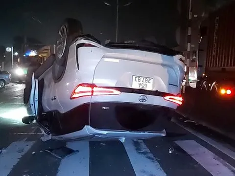 Hàng loạt ô tô đụng nhau trên đường dẫn cao tốc TPHCM - Trung Lương