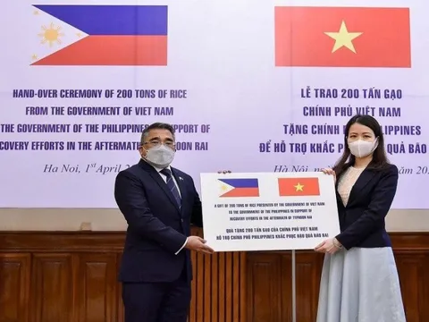 Việt Nam trao tặng 200 tấn gạo giúp Philippines khắc phục hậu quả bão Rai