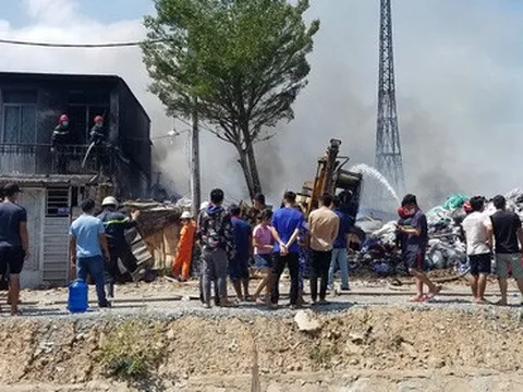 TP.HCM: Bãi chứa vải cháy khủng khiếp, cảnh sát dùng thêm nước kênh rạch để dập lửa