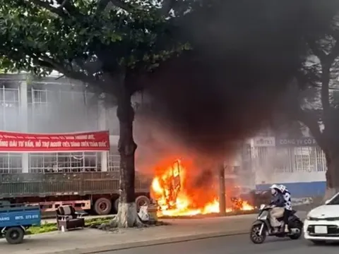 Lâm Đồng: Xe đầu kéo đang đậu bốc cháy dữ dội