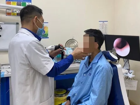 Gắp con đỉa dài 5cm sống hơn nửa tháng trong mũi người đàn ông