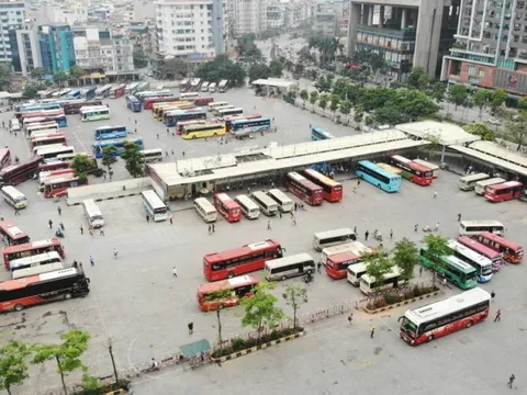 Doanh nghiệp vận tải đau đầu với giá xăng, loay hoay tìm cách sống sót