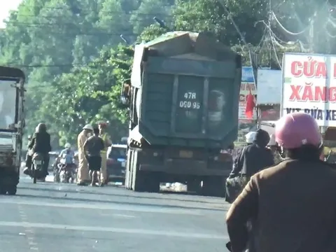 Xe chở cát quá tải “lộng hành” trên quốc lộ - Bài 2: Tài xế chở vượt tải trọng trên 150%