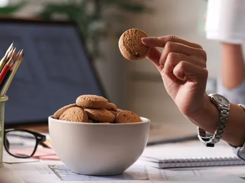 Không chỉ uống rượu, thói quen ăn uống này cũng "tàn phá" lá gan nặng nề