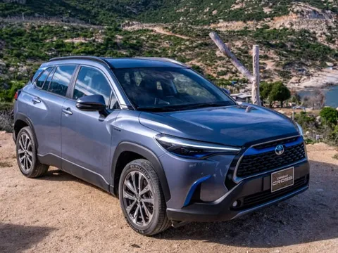 Toyota tăng giá hàng loạt mẫu ô tô ăn khách, đại lý gợi ý khách đặt cọc "né" giá mới