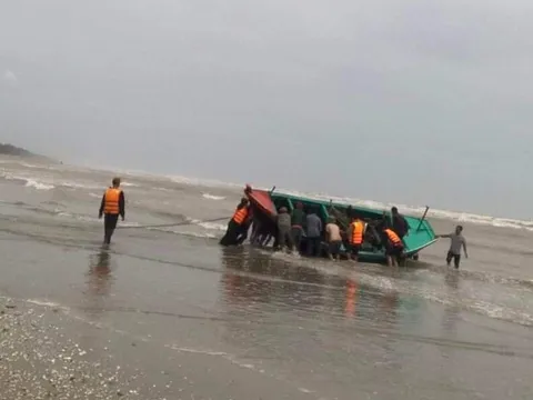 Trên đường đánh cá ở biển về, ngư dân bị sóng đánh lật thuyền mất tích