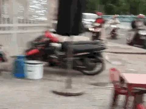 CLIP: Ô tô “điên” lao thẳng vào tiệm bánh mì, ít nhất 3 người bị thương