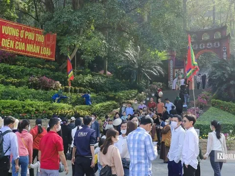 Dòng người đổ về đền Hùng dâng hương trước ngày Giỗ Tổ