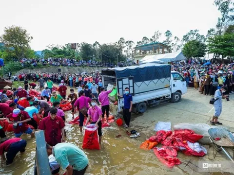 Hàng trăm phật tử phóng sinh 12 tấn thủy sản về dòng sông Lam
