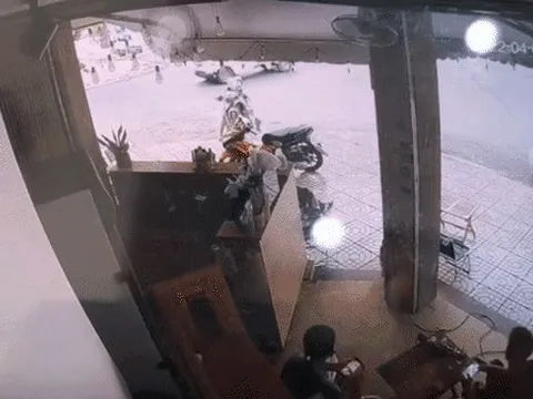 Kinh hoàng cảnh 2 cô gái lộn khỏi xe máy, văng thẳng vào quán cà phê: Lời kể chủ quán