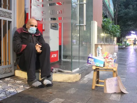 Người đàn ông Palestine mắc ung thư, bán kẹo kéo ở hồ Gươm: Tôi coi Việt Nam là nhà!