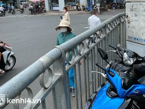 Vỉa hè được rào chắn để dành cho người đi bộ nhưng bị chiếm dụng thành bãi giữ xe ở BV Chợ Rẫy