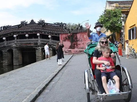 Phố cổ Hội An rộn ràng đón khách quốc tế sau hai năm đóng băng vì COVID-19