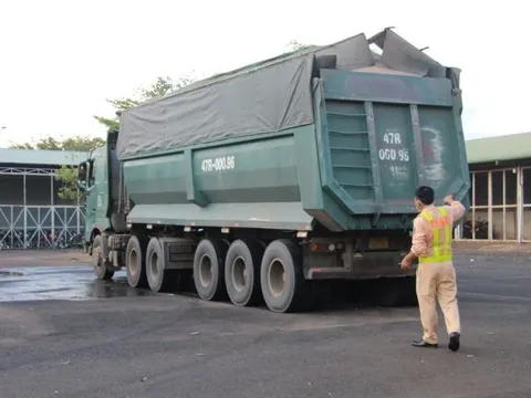 Xe chở cát “lộng hành” trên quốc lộ: Doanh nghiệp thừa nhận sai