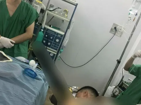 Khánh Hòa: Cấp cứu cho bệnh nhân bị kiếm đâm xuyên thắt lưng trái