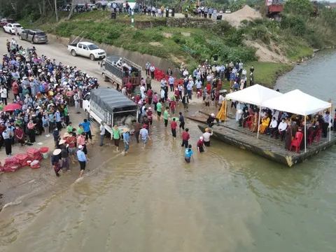 Ảnh: Hàng trăm phật tử và người dân xuống sông Lam phóng sinh 12 tấn cá