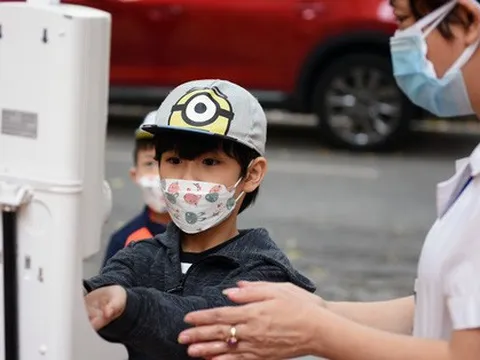 Ảnh: Trường Tiểu học ở Hà Nội gấp rút chuẩn bị đón học sinh sau gần 1 năm đóng cửa