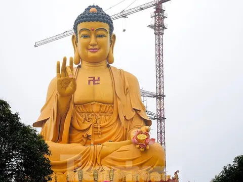 Chiêm ngưỡng Đại tượng Phật cao nhất Đông Nam Á ở Hà Nội có trái tim ngọc nặng hơn 1 tấn