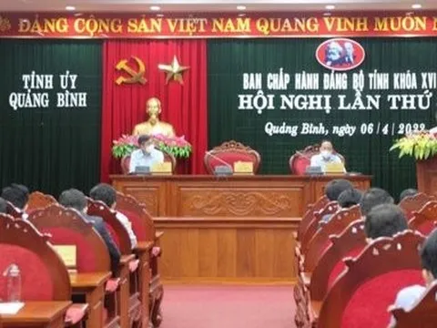 Cách chức Tỉnh ủy viên nguyên GĐ sở ký 8 quyết định tuyển dụng