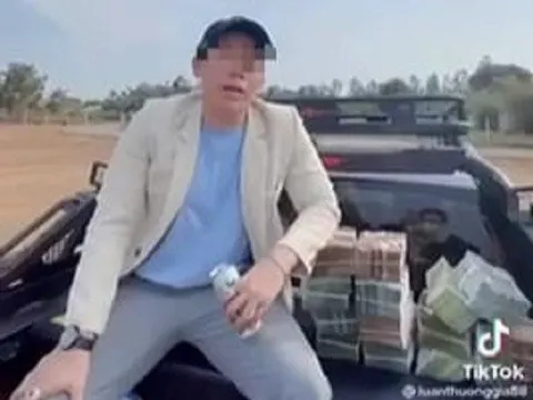 Phạt 7,5 triệu đồng thanh niên trong clip rải tiền gây phản cảm