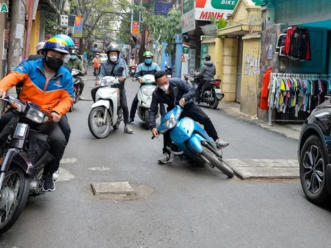Hà Nội: Hơn trăm hố ga, hố kỹ thuật nhô khỏi mặt đường như "bẫy" ở đoạn phố chưa đầy 500m