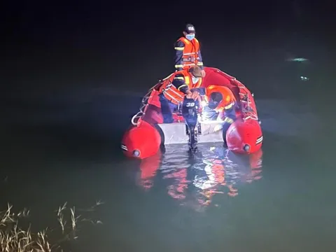 Phát hiện thi thể nam sinh lớp 9 dưới hồ, trên cầu có xe đạp và cặp sách