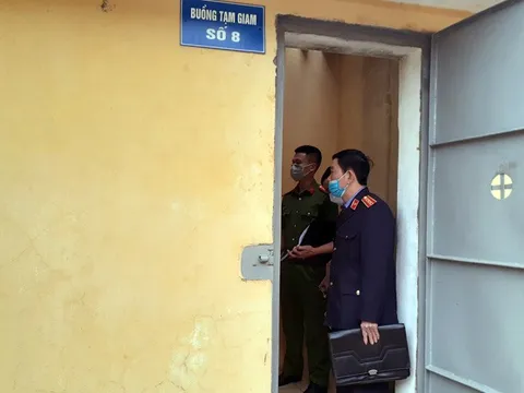 Đang bị tạm giữ ở Công an huyện Đông Hưng, người đàn ông treo cổ tự tử bằng quần