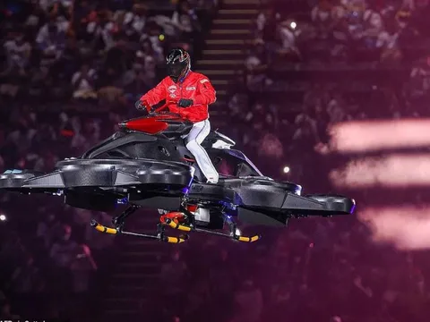 Đội bóng chày Nhật gây sốc với màn ra mắt quản lý mới trên môtô bay