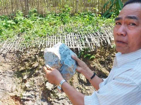 Nổ mìn khiến đá văng vào hàng chục nhà dân, 2 người bị thương