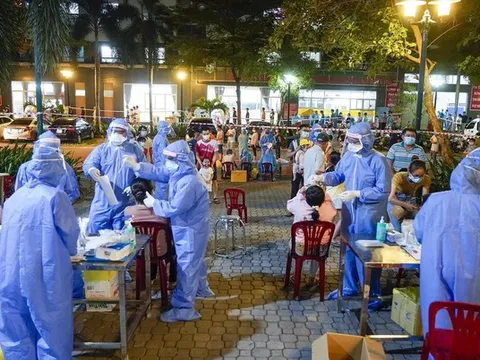 Sau 'bão' COVID-19 ở TPHCM, nhân viên y tế nghỉ việc hàng loạt