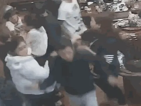 CLIP: Phẫn nộ với nhóm khách bắt nhân viên quán ăn xếp hàng để hành hung