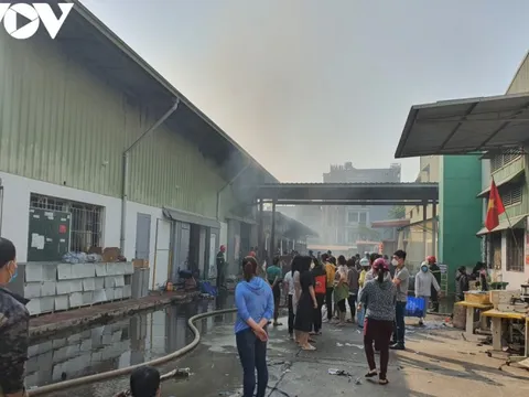 Cháy lớn tại kho hàng của công ty Việt Pan Pacific ở Bắc Giang