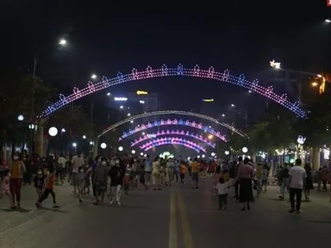 Hàng nghìn người đổ về trải nghiệm phố đi bộ ở Tp.Vinh