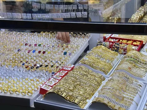 Giá vàng hôm nay 7-4: Tăng trở lại dù USD mạnh lên