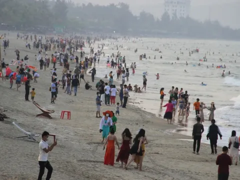 Biển Cửa Lò đông chưa từng có dịp nghỉ lễ Giỗ tổ- Vạn người chờ đón màn bắn pháo hoa