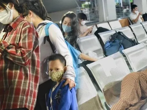 Hà Nội: Đông nghẹt người dân xếp hàng chờ mua vé, đứng vạ vật bên đường chờ đợi bắt xe về quê nghỉ lễ Giỗ Tổ Hùng Vương