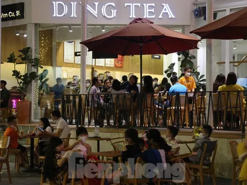 Dòng người đổ về phố đi bộ, TP Vinh nhộn nhịp trong đêm