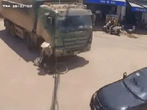 Clip: Bị cuốn vào gầm xe tải, người phụ nữ may mắn thoát chết trong gang tấc