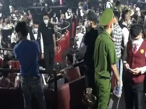 Hình ảnh Công an TP HCM chốt chặn, đột kích bar Ferso ở quận 3