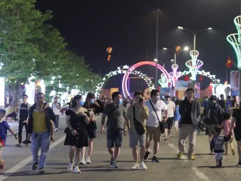 Hàng nghìn người chen chân tham gia lễ hội âm nhạc đường phố Cửa Lò