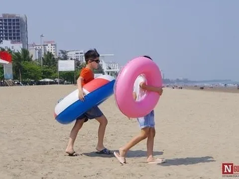 Biển Sầm Sơn xanh ngát, du khách ùn ùn đổ về trong ngày đầu nghỉ lễ