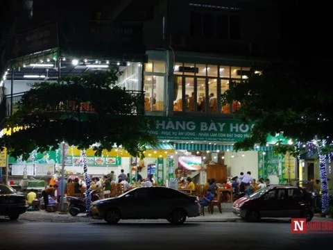 Du khách ùn ùn đổ về, một số nhà hàng tại Tp.Sầm Sơn "quá tải"