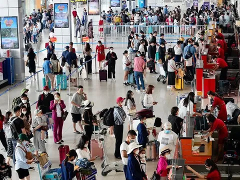 Sân bay Nội Bài, ga Hà Nội tấp nập khách ngày đầu nghỉ Giỗ Tổ