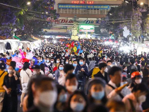 Ảnh: "Biển người" ken đặc ở chợ đêm Đà Lạt trong tối đầu tiên của kỳ nghỉ lễ 10/3, một số nơi không còn chỗ gửi xe