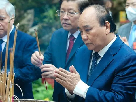 CLIP: Chủ tịch nước Nguyễn Xuân Phúc dâng hương tại Đền Hùng ngày Giỗ Tổ Hùng Vương