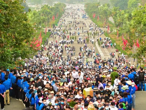 Đền thờ Vua Hùng đông chưa từng có trong 2 năm qua-1000 cảnh sát, sinh viên được huy động