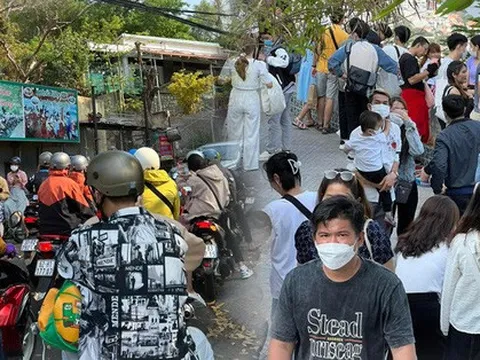 Ảnh: Đường lên ngọn hải đăng Vũng Tàu "thất thủ", xe máy nhích từng chút một