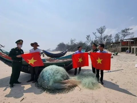 Nghĩa cử ấm tình quân dân động viên ngư dân Quảng Trị bám biển