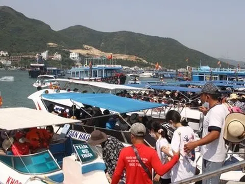 Khánh Hòa: Du khách đổ về Nha Trang trong kỳ nghỉ lễ Giỗ tổ Hùng Vương